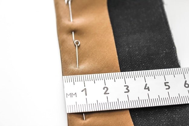 A close-up of a Shein size chart for belts, with detailed measurements in inches and centimeters.